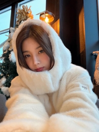 권은비, 핀란드 산타마을 밝히는 청순 비주얼… ‘겨울 요정’ 등극