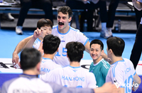 ‘연패는 없다’ 선두 대한항공, 세터 황승빈 돌아온 현대캐피탈 셧아웃 격파하고 격차는 다시 8점으로[현장리뷰]