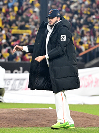 마운드 흙 담아 떠나는 폰세… 스포츠사진기자회 선정 ‘올해의 야구 보도사진상’