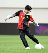 가수는 필드에서, 팬들은 현실에서…영웅시대, 장애인 축구의 동반자