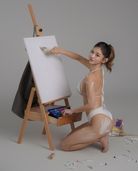 맹승지, 파격적인 화가 변신... 비키니 입고 아찔한 자태 과시