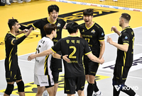 ‘비예나 24득점’ KB손해보험, 4연패 탈출하고 3위 도약…삼성화재는 10연패 ‘늪’[현장리뷰]