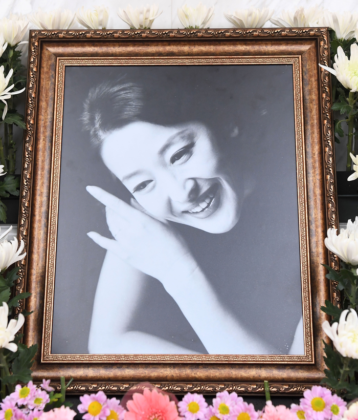 배우 윤석화, 뇌종양 투병 끝 별세...향년 69세