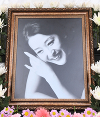 배우 윤석화, 뇌종양 투병 끝 별세...향년 69세