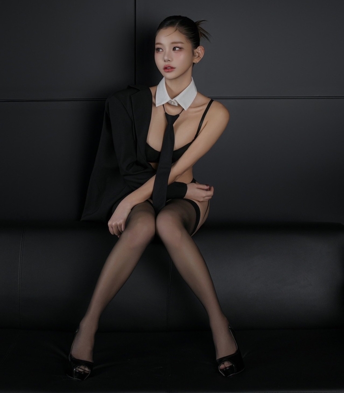 맹승지, 파격적인 오피스룩... 란제리+가터벨트로 뽐낸 독보적 볼륨감