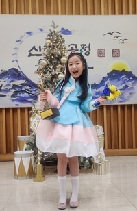 ‘국민 손녀’ 이수연, KBS 연예대상서 트로피 받았다