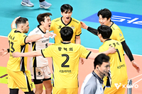 ‘3510명 매진 열기’ 극복한 KB손해보험 집중력 빛났다…우리카드 3-1 잡고 현대캐피탈 1점 차 맹추격[현장인터뷰]