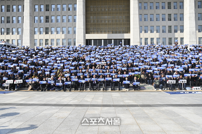 제2중앙경찰학교 유치 활동은 성격이 뚜렷하게 다르다. 제2중앙경찰학교는 신규 경찰관을 양성하는 국가 공식 교육기관으로, 신임 경찰 교육의 출발점 역할을 하는 시설이다. 사진은 지난 10월 국회의사당앞에서 제2경찰학교 유치를 촉구하는 행사 모습. ( 캡션 / 고봉석 기자 )
