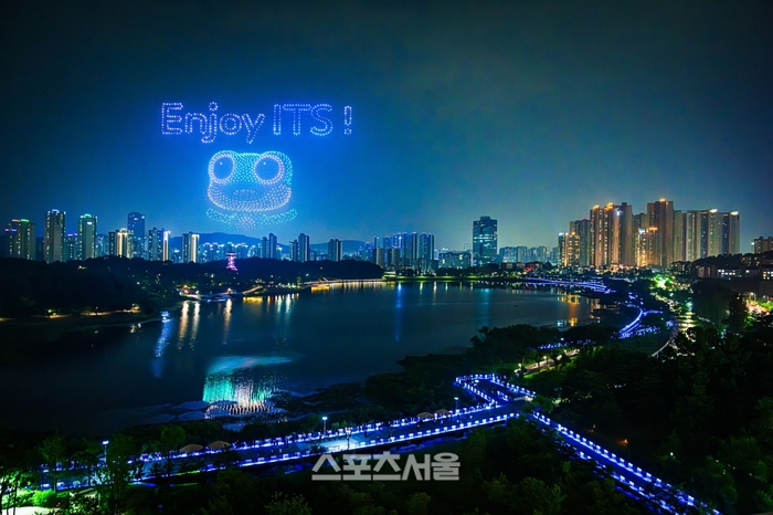 지난 5월 ITS 아태총회가 열린 광교호수공원 일원에서 시민들을 위한 드론아트쇼가 진행되고 있다. 제공=수원시