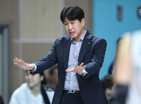 [포토] 작전 지시하는 도로공사 김종민 감독