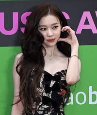 윈터, BTS 정국 열애설 속 성숙미 발산...“또렷한 이목구비·차분한 표정으로 시선 집중”