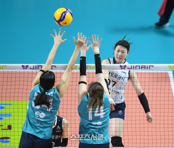 [포토] 강소휘 ‘블로킹 잘 피했어’