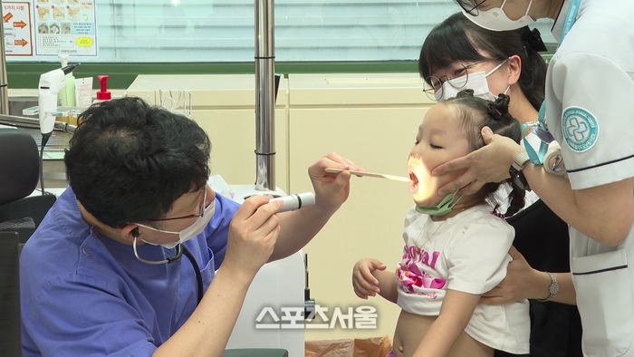 치과치료를 받고 있는 모습.