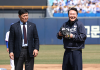 윤석열의 야구 사랑, 왜 문제?…‘전용출입구·비밀통로’ 논란