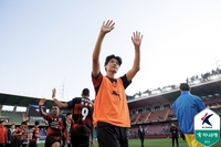 “감독 믿음에 보답” 6개월 뛴 포항서 1년 더…37세 베테랑 기성용이 제2의 인생 아닌 ‘재계약’ 택한 이유