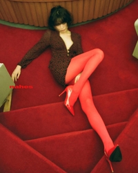 나나, 새빨간 스타킹으로 극강의 ‘퇴폐미’ 발산
