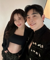 ‘예비 엄빠’ 은가은♥박현호, 빛나는 D라인 트로피…연말 ‘사랑도 후끈’