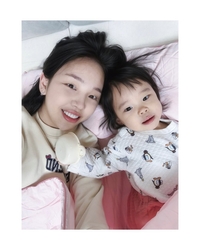 ‘음원 퀸’ 백아연, 돌 지난 딸과 붕어빵 미모 공개