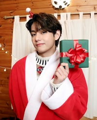 뷔, 초콜릿 하나로 세계를 들썩…3분 라이브가 만든 ‘성탈절 기적’