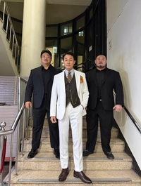 “노래 부르기 딱 좋은 날씨네”... 박성웅, 아이돌 뺨치는 수트핏으로 완성한 ‘노건’ 데뷔기