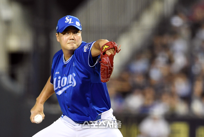 삼성 김태훈이 28일 잠실구장에서 열린 2025 KBO리그 두산과 경기 8회말 등판해 힘차게 공을 던지고 있다. 잠실 | 박진업 기자 upandup@sportsseoul.com