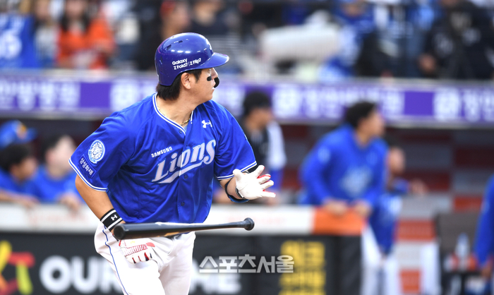 삼성 강민호가 19일 대전 한화생명 볼파크에서 열린 2025 KBO 포스트시즌 플레이오프 2차전 한화와 경기 9회초 2사1루 좌월홈런을 날린 후 타구를 바라보고 있다. 대전 | 최승섭기자 thunder@sportsseoul.com