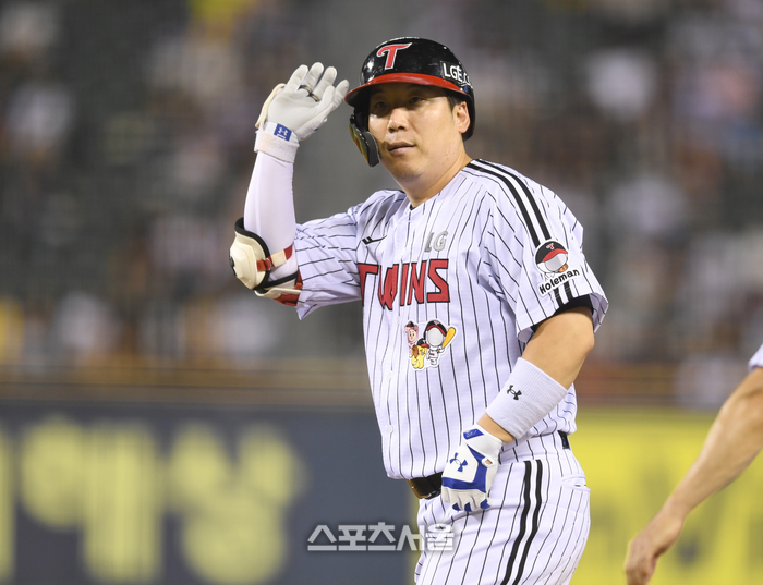 LG 김현수가 7일 서울 잠실구장에서 열린 2025 KBO리그 두산과 경기 5회말 2사 우전안타를 친 후 세리머니를 하고 있다. 잠실 | 최승섭기자 thunder@sportsseoul.com