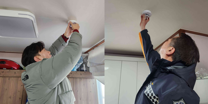 용석진 춘천소방서장(오른쪽)과 이준호 자유빵집 대표가 감지기를 설치하고 있다. 사진|강원특별자치도 춘천소방서