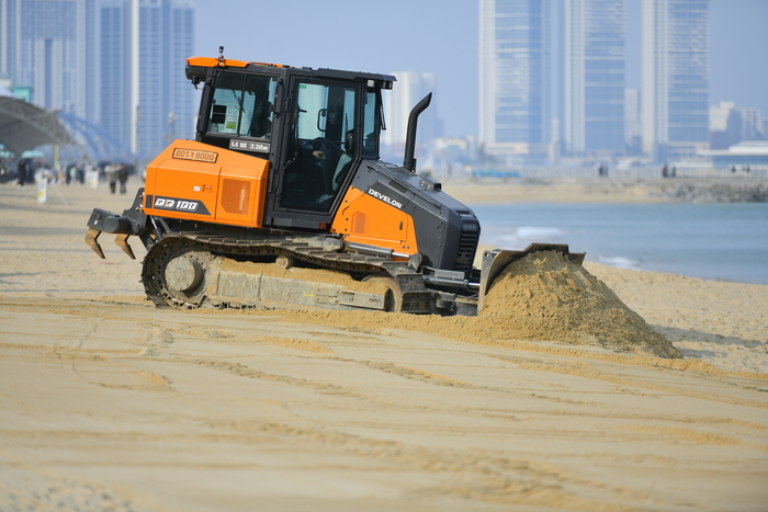 속초시, 속초해수욕장 새해 해맞이 백사장 평탄작업