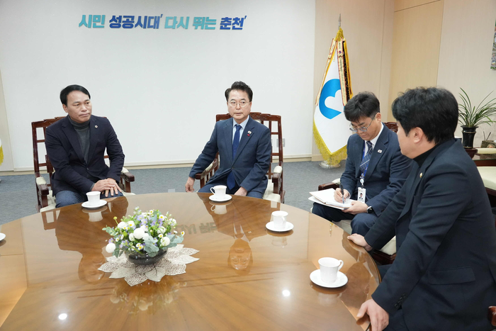 육동한 춘천시장이 ‘후평동 송전선로 지중화’ 관련 면담을 주재하고 있다. 사진|춘천시청