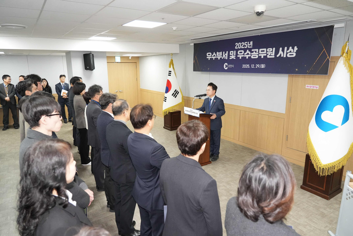 육동한 춘천시장, 우수부서 공무원 시상