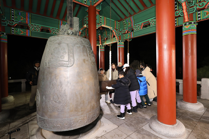 “새해 복 많이 받으세요!”인제군, 제야의 종 타종행사 개최