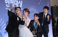 [포토] 셀카 찍는 ‘극한84’ 팀