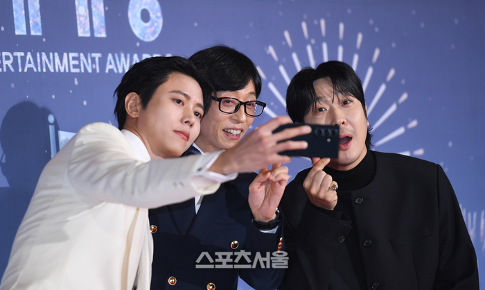 [포토] 셀카 찍는 주우재-유재석-하하