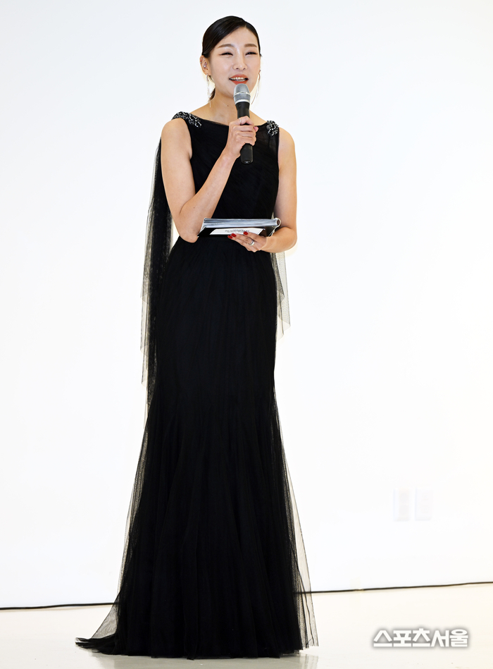 슈퍼모델 출신 서울사이버대학교 모델연기학과 교수 송은지, 한국모델협회 ‘송년의 밤’ MC의 넘치는 카리스마!