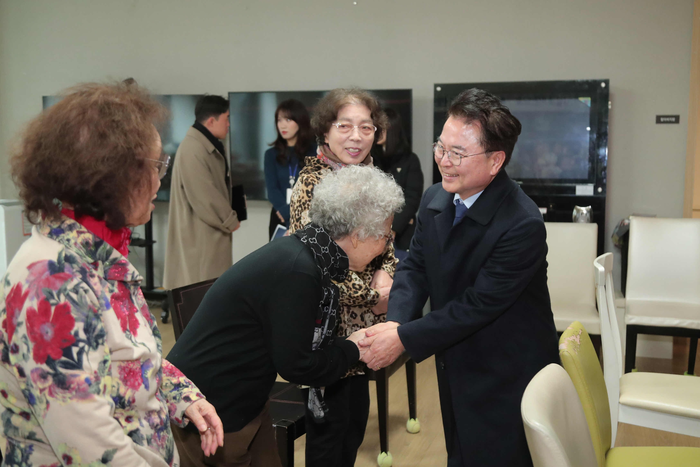 육동한 춘천시장, 한숲시티 경로당 방문