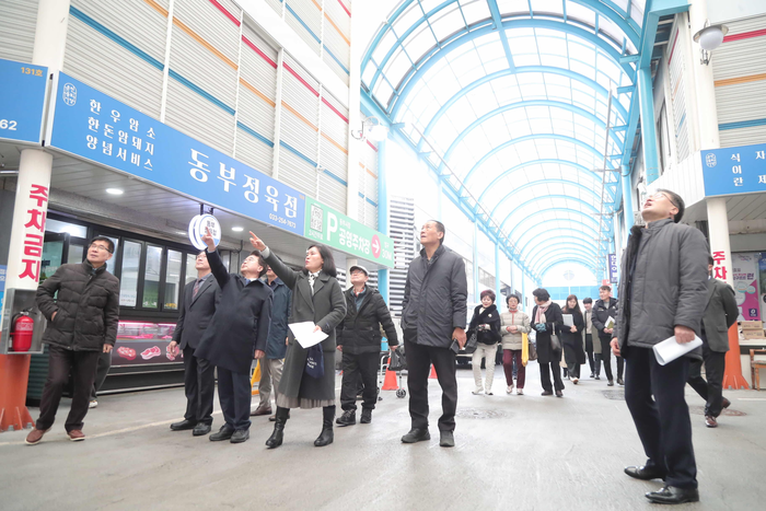 조운동 주민간담회, 동부시장 동네한바퀴. 사진|춘천시청