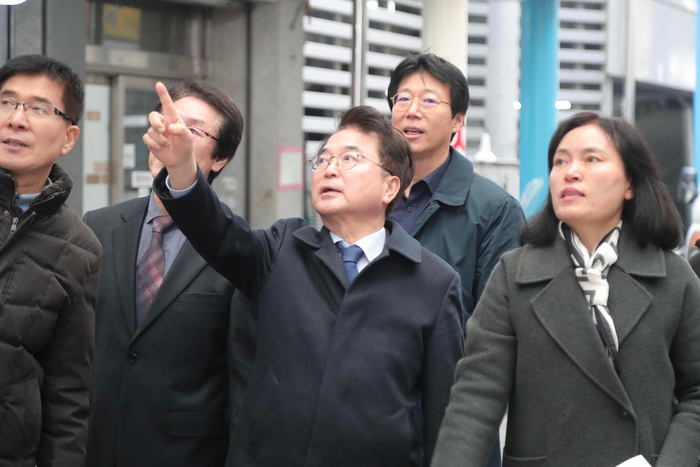 조운동 주민간담회, 동부시장 동네한바퀴. 사진|춘천시청