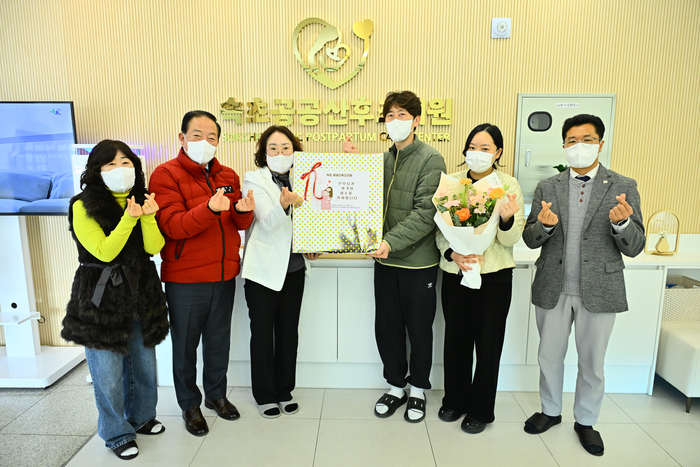 이병선 속초시장, 공공산후조리원 ‘첫 산모 입소’ 축하