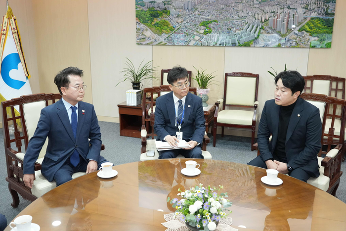 육동한 춘천시장이 ‘후평동 송전선로 지중화’ 관련 면담을 주재하고 있다. 사진|춘천시청