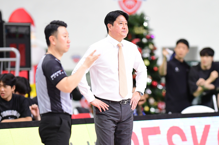 KT 문경은 감독이 27일 울산동천체육관에서 열린 2025~2026 LG전자 프로농구 3라운드 현대모비스전을 바라보고 있다. 사진 | KBL