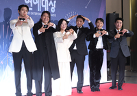 [포토] 포즈 취하는 ‘구해줘 홈즈’팀