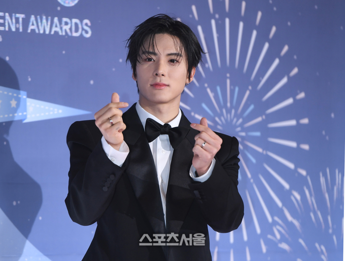 [포토] 더보이즈 에릭 ‘사랑의 손하트’