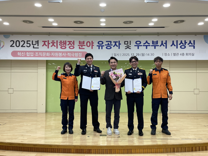 김진태 강원특별자치도지사가 2025년 하반기 강원특별자치도 자치행정 분야 적극행정 부문에서 ‘우수팀’으로 선정된 춘천소방서 소방관빵’ 프로젝트팀과 기념촬영을 하고 있다. 사진|강원특별자치도 춘천소방서