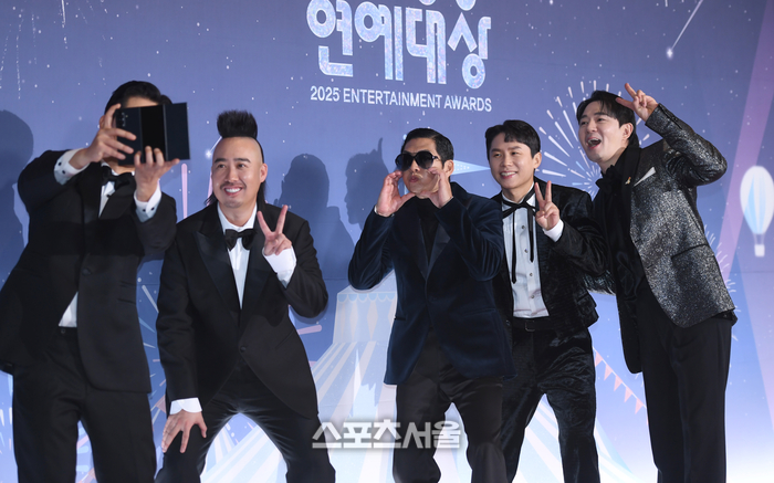 [포토] 셀카 찍는 ‘푹쉬면 다행이야’ 출연진들