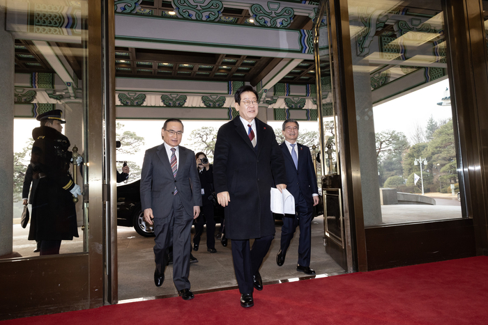 ‘통합 넥타이’ 이재명 대통령…1330일만에 청와대 공무 개시