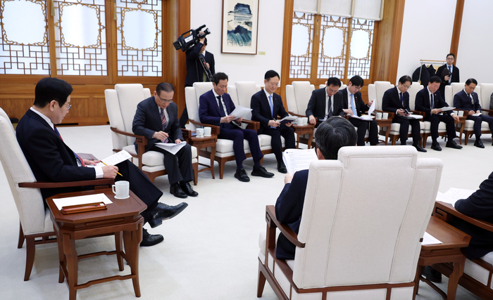 이재명 대통령이 청와대로 첫 출근한 29일 참모진과 차담을 하고 있다. 2025.12.29 연합뉴스