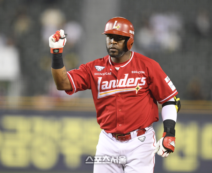 SSG 에레디아가 12일 서울 잠실구장에서 열린 2025 KBO리그 LG와 경기 6회초 2사1,3루 1타점 좌전안타를 친 후 세리머니를 하고 있다. 잠실 | 최승섭 기자 thunder@sportsseoul.com