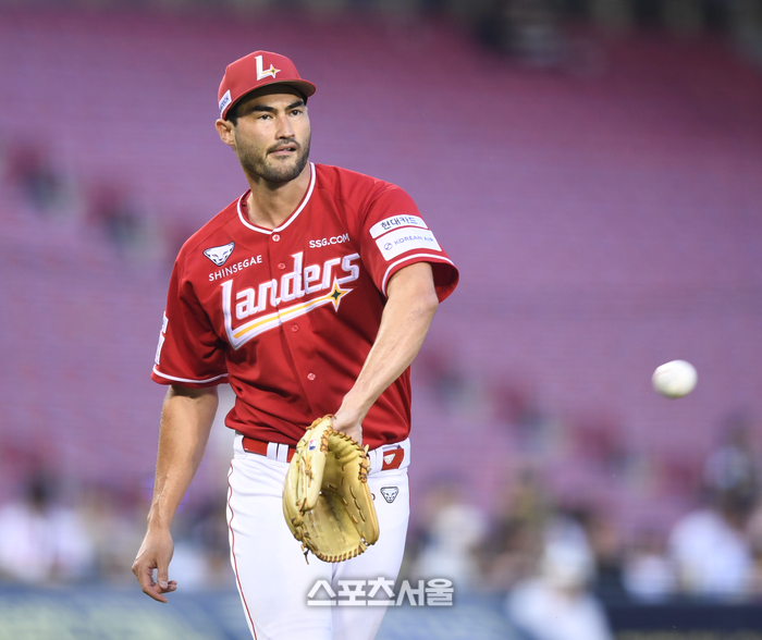 SSG 화이트가 24일 서울 잠실구장에서 열린 2025 KBO리그 두산과 경기 3회말 상대 오명진 번트안타로 무사만루가 되자 아쉬워하고 있다. 잠실 | 최승섭 기자 thunder@sportsseoul.com