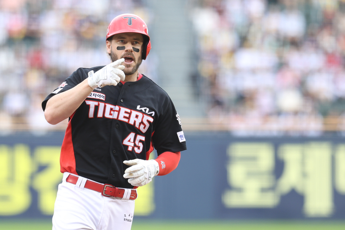 KIA 위즈덤이 13일 잠실구장에서 열린 2025 KBO리그 LG와 경기에서 2회초 좌월 솔로포를 쏘아 올린 후 베이스를 돌고 있다. 사진 | KIA 타이거즈